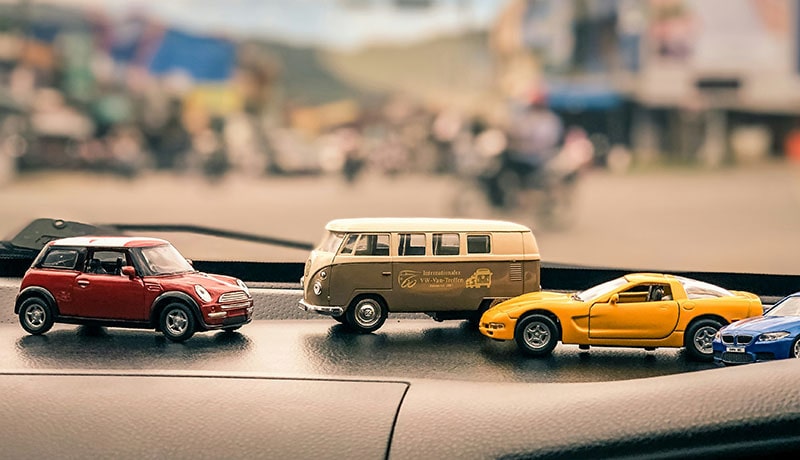 игрушечные машинки в автомобиле