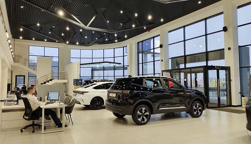 автосалон с автомобилями