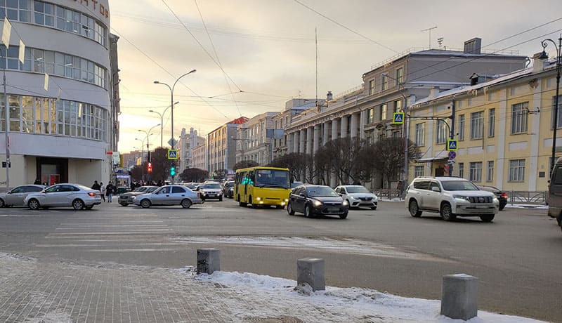 машины на дороге в россии