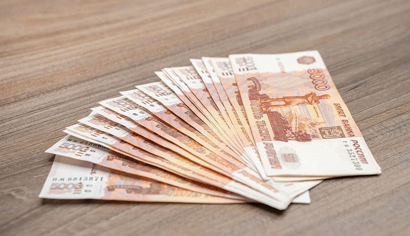 деньги в купюрах лежат на столе