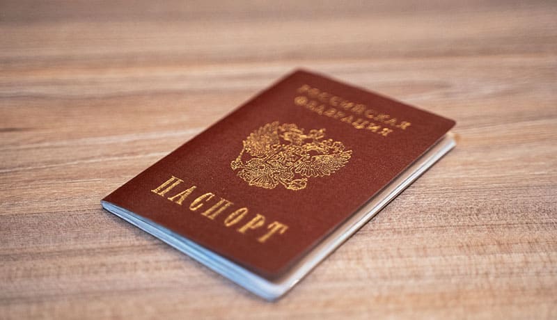российский паспорт на столе