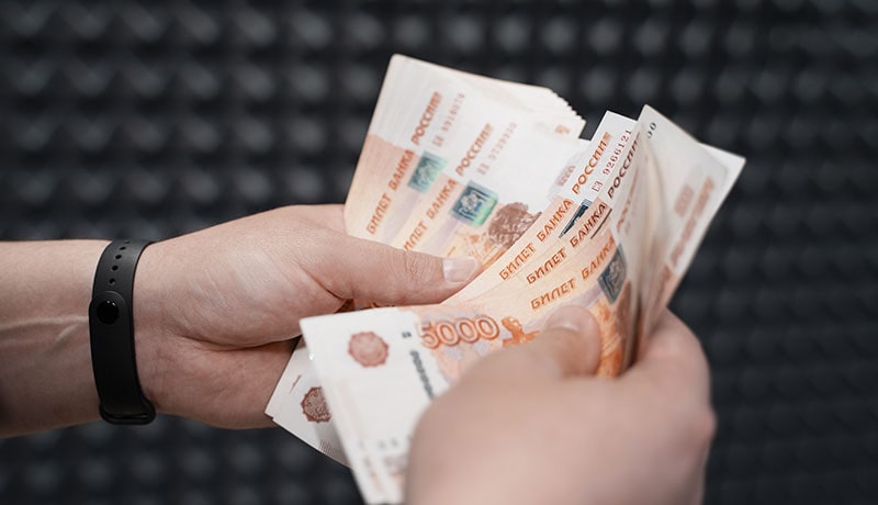 мужчина в руках считает деньги