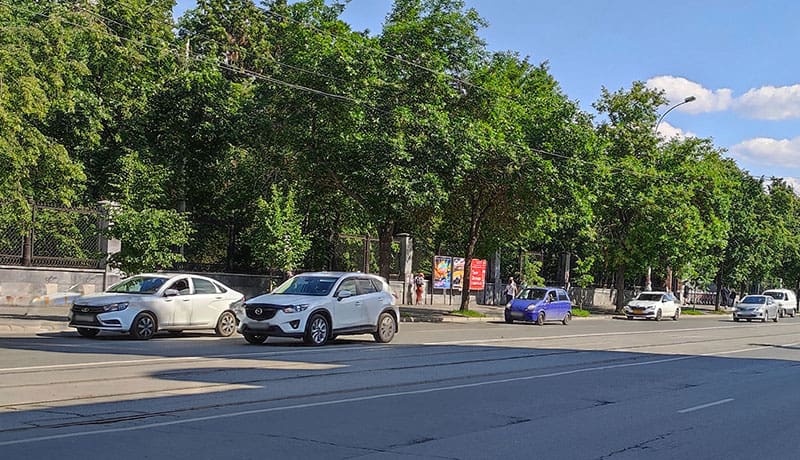 автомобили летом на дороге