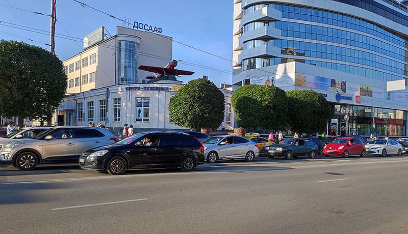 автомобили на светофоре летом
