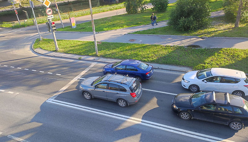 четыре автомобиля стоят на светофоре