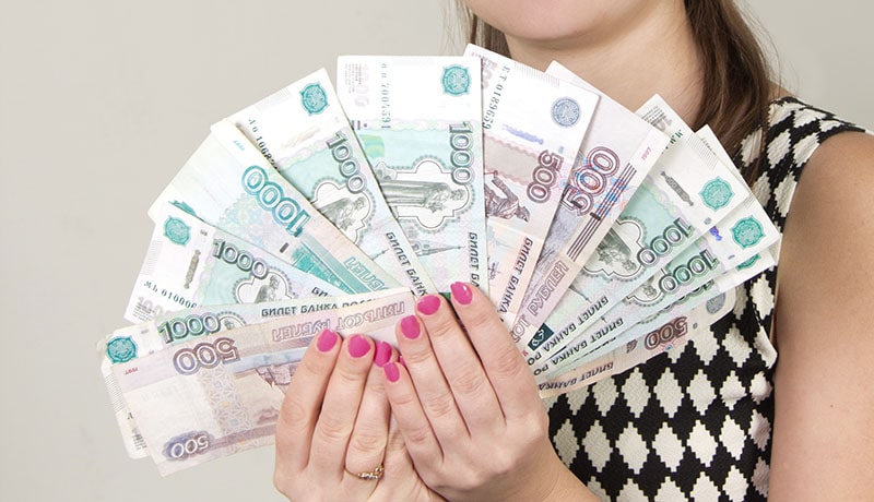 девушка держит деньги в руках