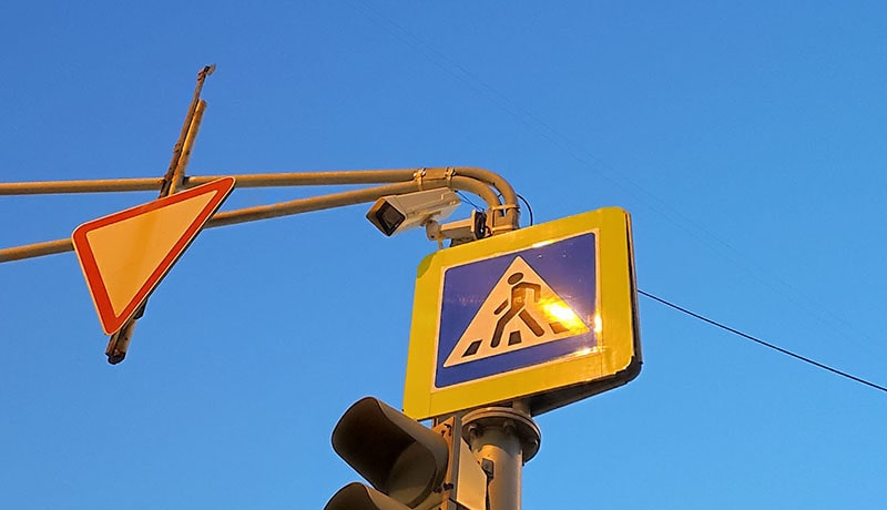 дорожная камера и знаки на столбе