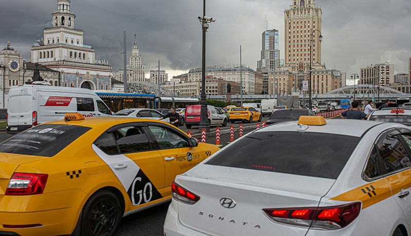 много такси на дороге в москве