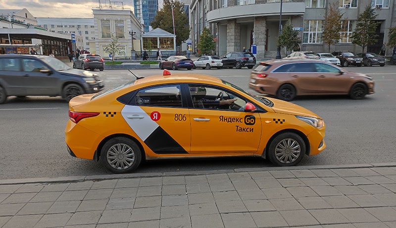 желтое такси на обочине