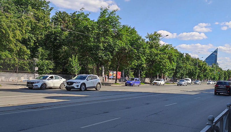 автомобили на городской дороге летом
