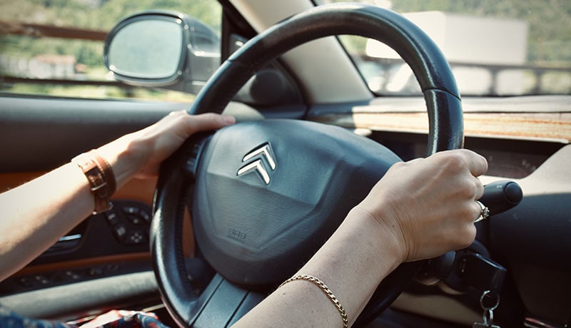 девушка за рулем автомобиля