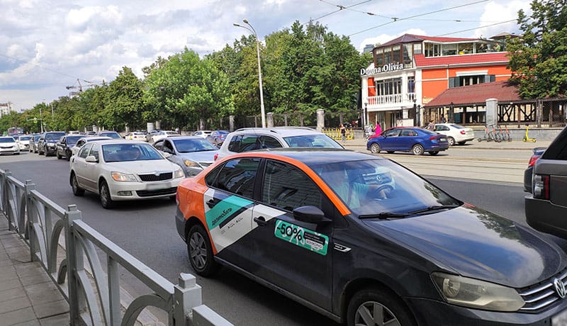 каршеринговый автомобиль в потоке машин