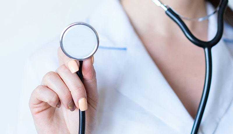 медик со стетоскопом