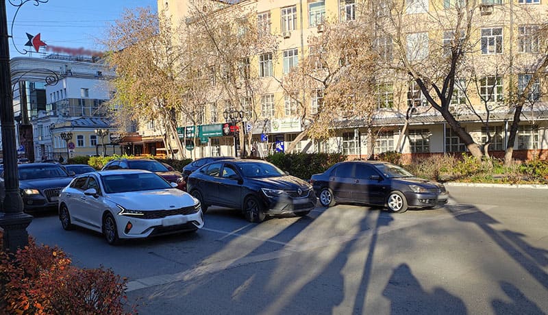 автомобили на дороге в россии осенью