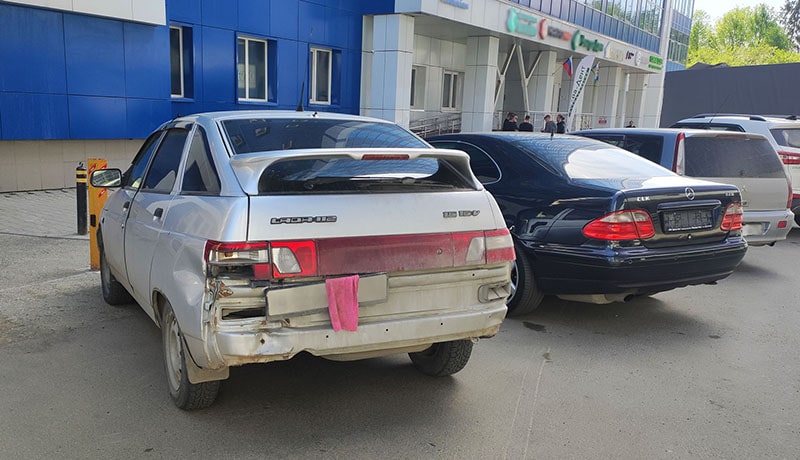автомобильный номер закрыт тряпкой
