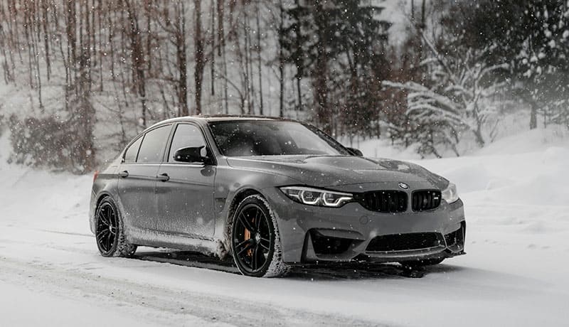 автомобиль на дороге зимой