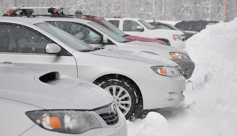 автомобили на парковке зимой