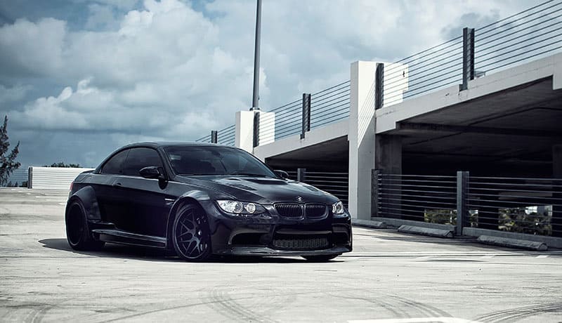 черный тонированный автомобиль