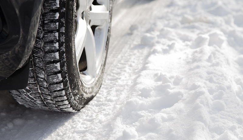 колесо на снегу