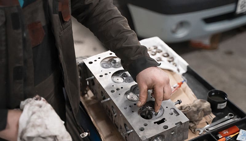 мастер ремонтирует автомобиль