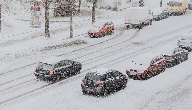 заснеженная дорога с машинами