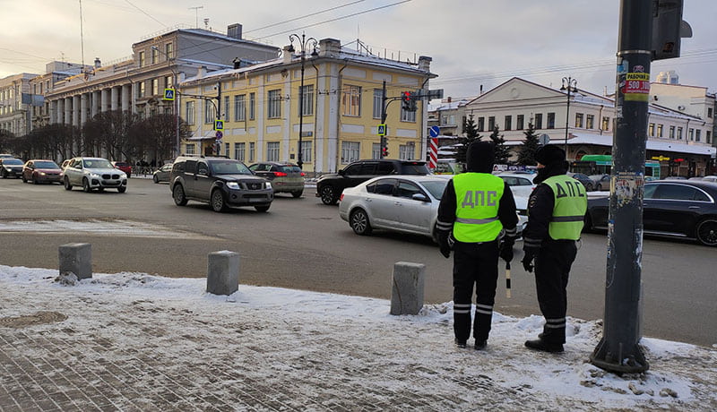 сотрудники дпс стоят возле дороги