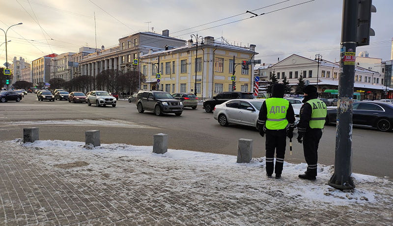 сотрудники дпс возле дороги