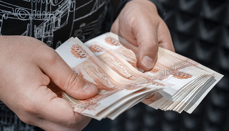мужчина считает деньги