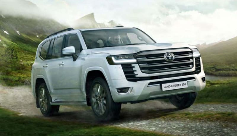 тойота ленд крузер 300 на дороге