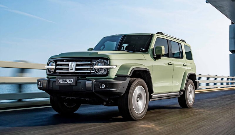 автомобиль танк 300 на дороге