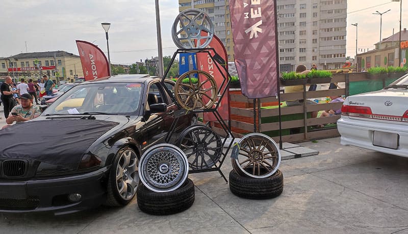 рекламный стенд колесных дисков