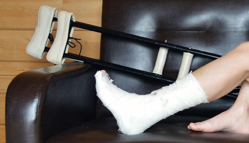 костыль и нога в гипсе