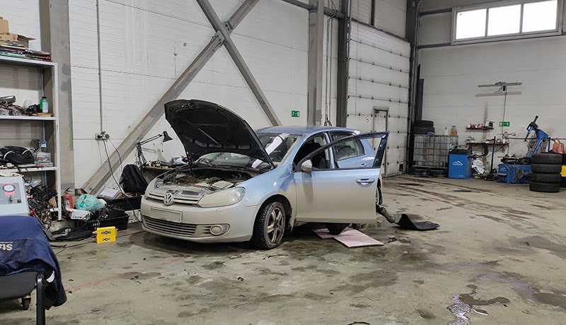 машина на ремонте в автосервисе