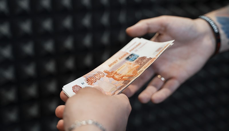 передача денег из рук в руки