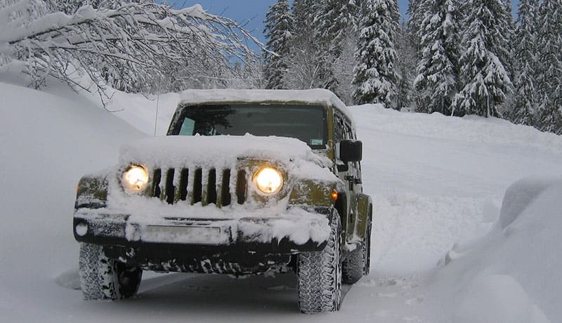 автомобиль на зимней дороге