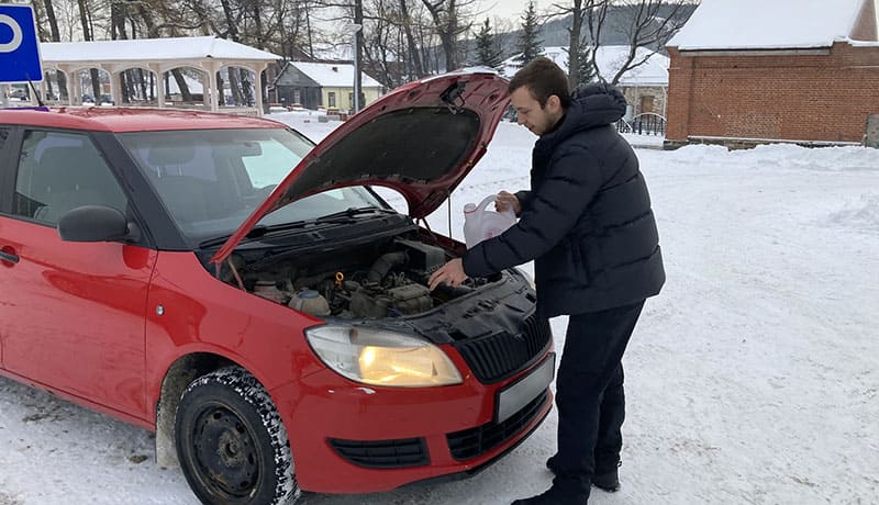 мужчина, тосол и автомобиль