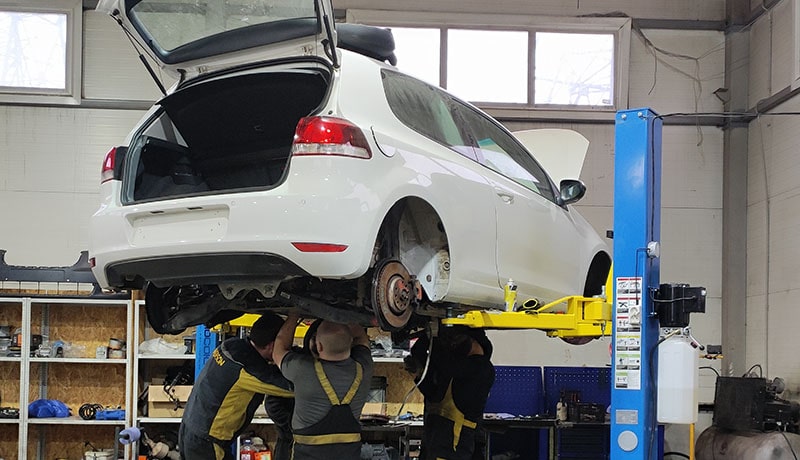 белый автомобильна подъёмнике