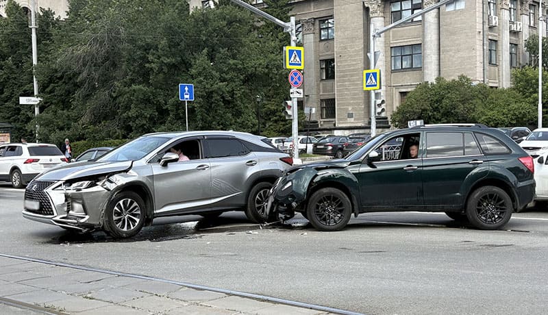 столкновение двух машин на дороге