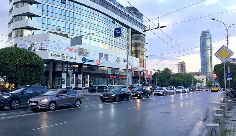 автомобили в городе на мокрой дороге