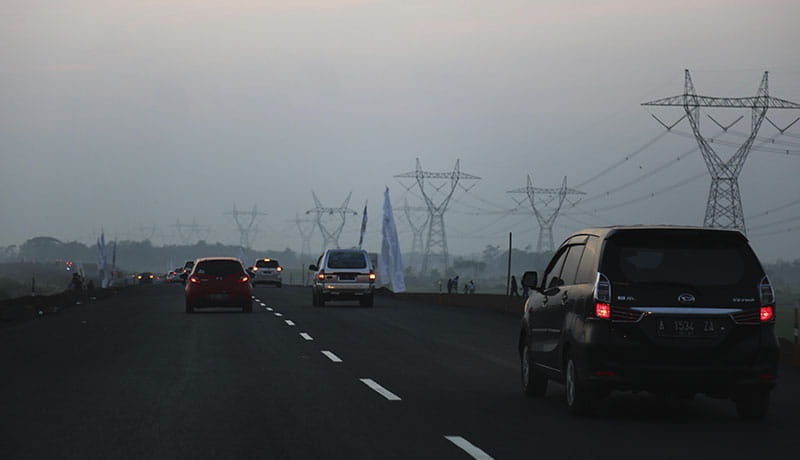 загородная трасса с автомобилями