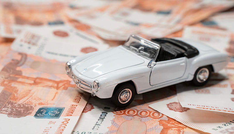 игрушечная модель автомобиля на деньгах
