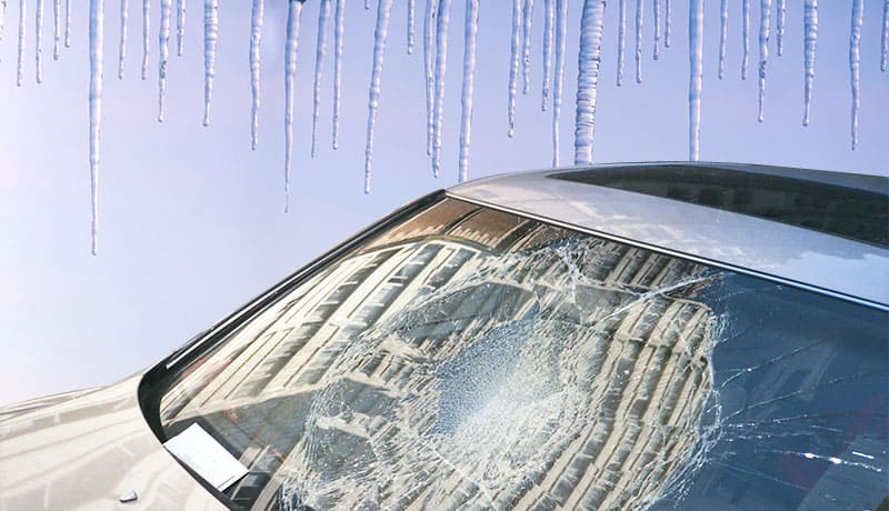 битое лобовое стекло и сосульки