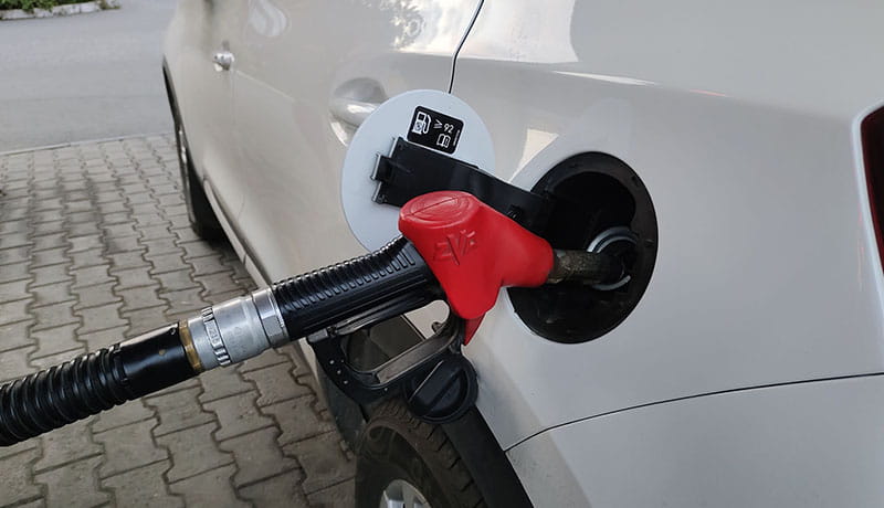 авто заправляют бензином