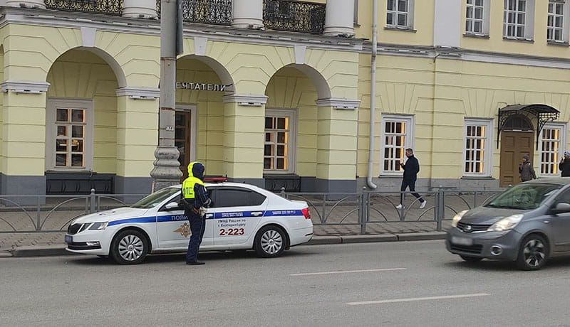 сотрудник гибдд стоит на дороге