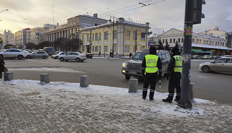 2 сотрудника дпс на перекрестке