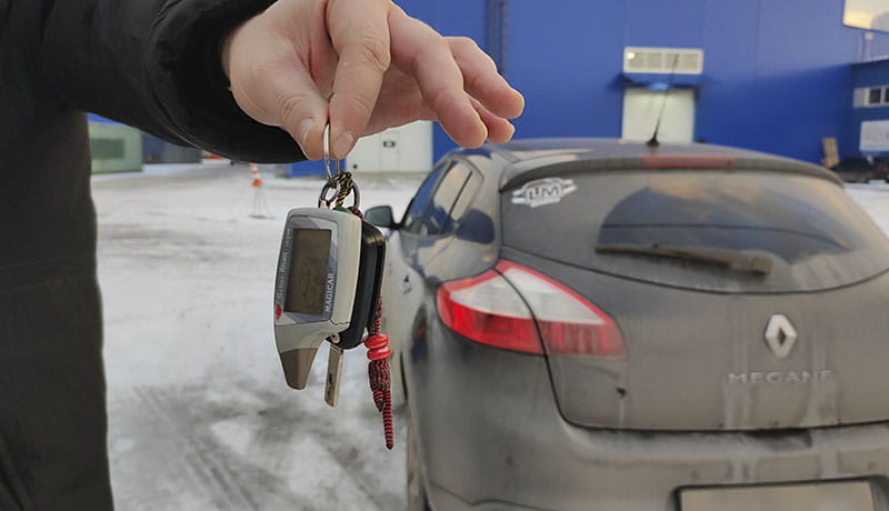 автомобильные ключи в руке