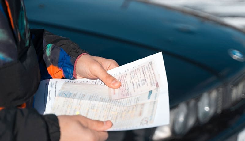 документы на авто в руках