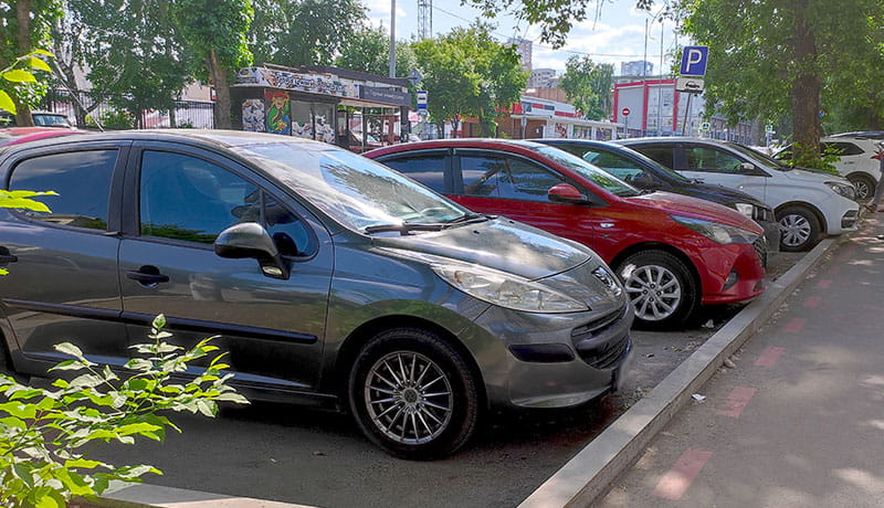 автомобили стоят на парковке