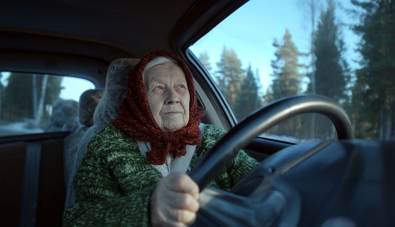 бабушка в красном платке за релем автомобиля