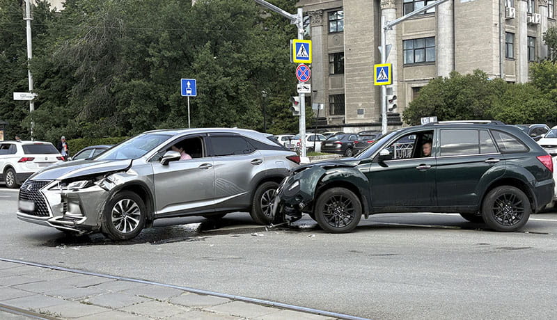 дтп столкновение двух машин на городской дороге